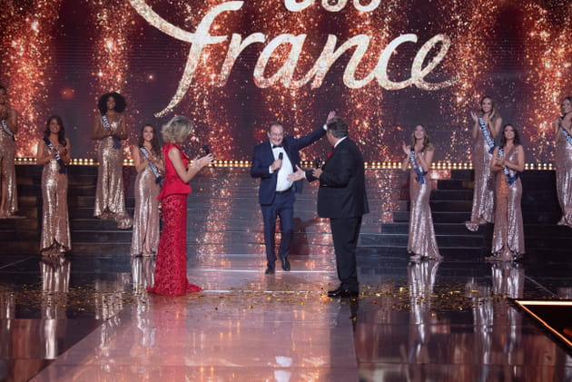 Jean-Pierre Pernaut, Pr&eacute;sident du Jury, acclam&eacute; sur sc&egrave;ne