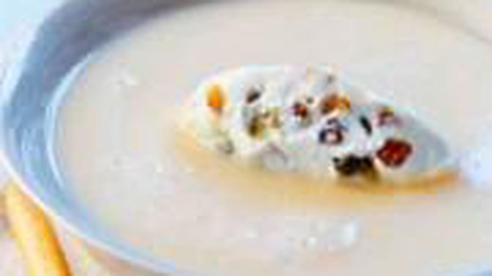 Velouté de chou-fleur, chavroux, câpres et raisins secs de Cyril Haberland