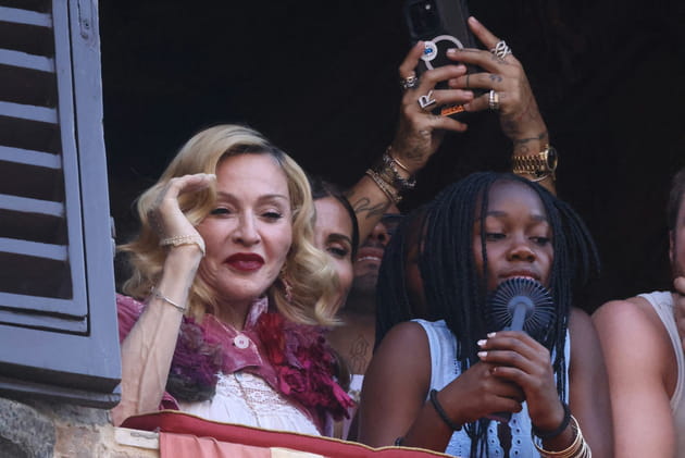 Madonna devant le Palio de Sienne avec ses filles Stella et Estere