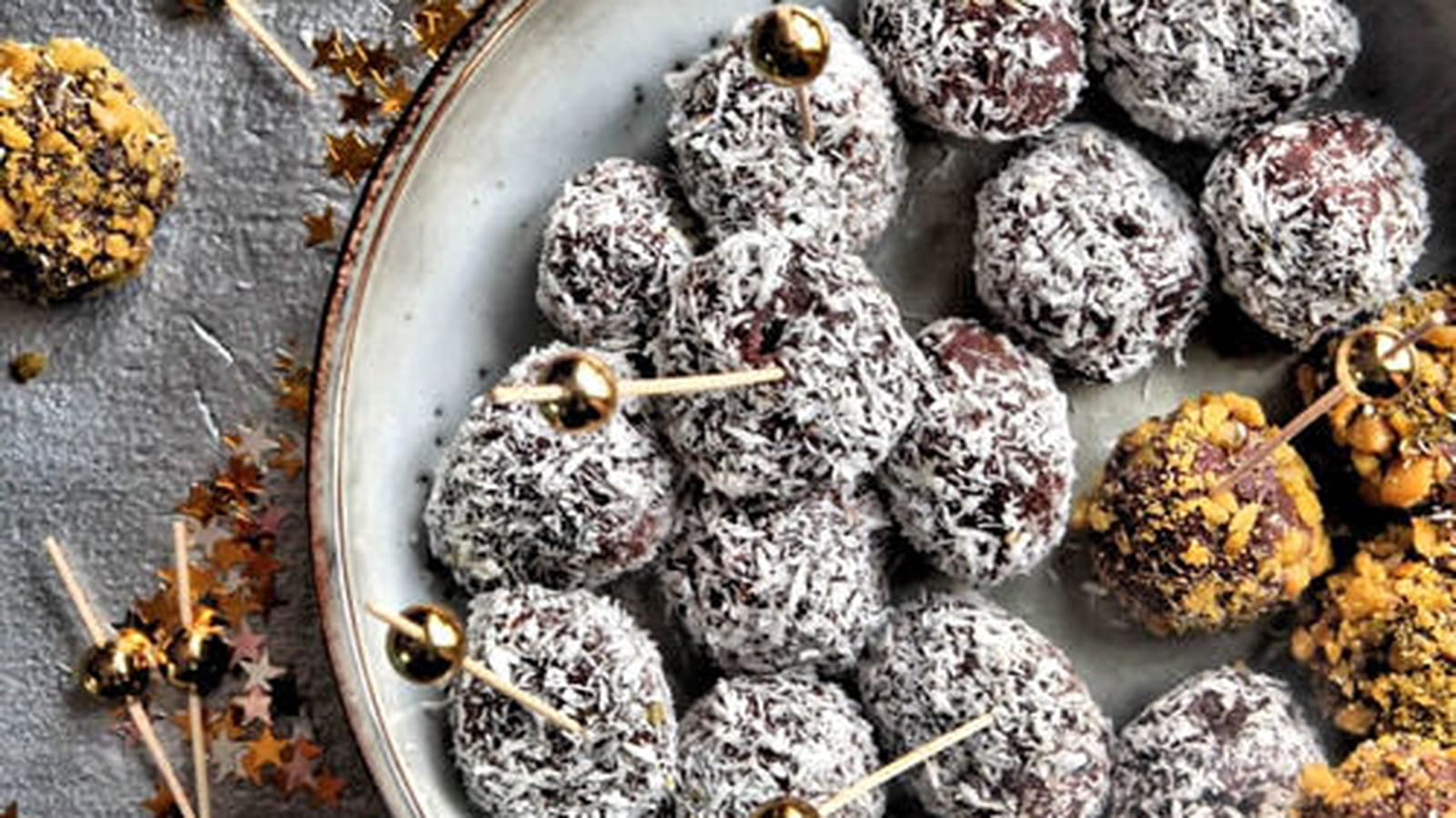 Truffes au chocolat, noix de coco râpée et éclats de pistaches