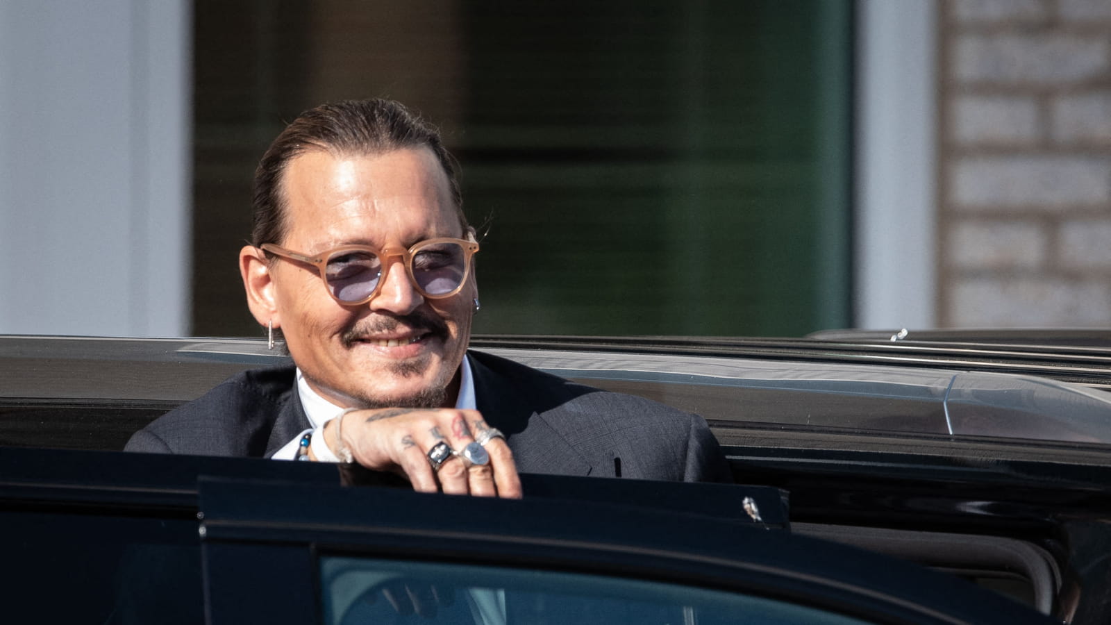 Devant le tribunal de Fairfax, en Virginie, en mai 2022