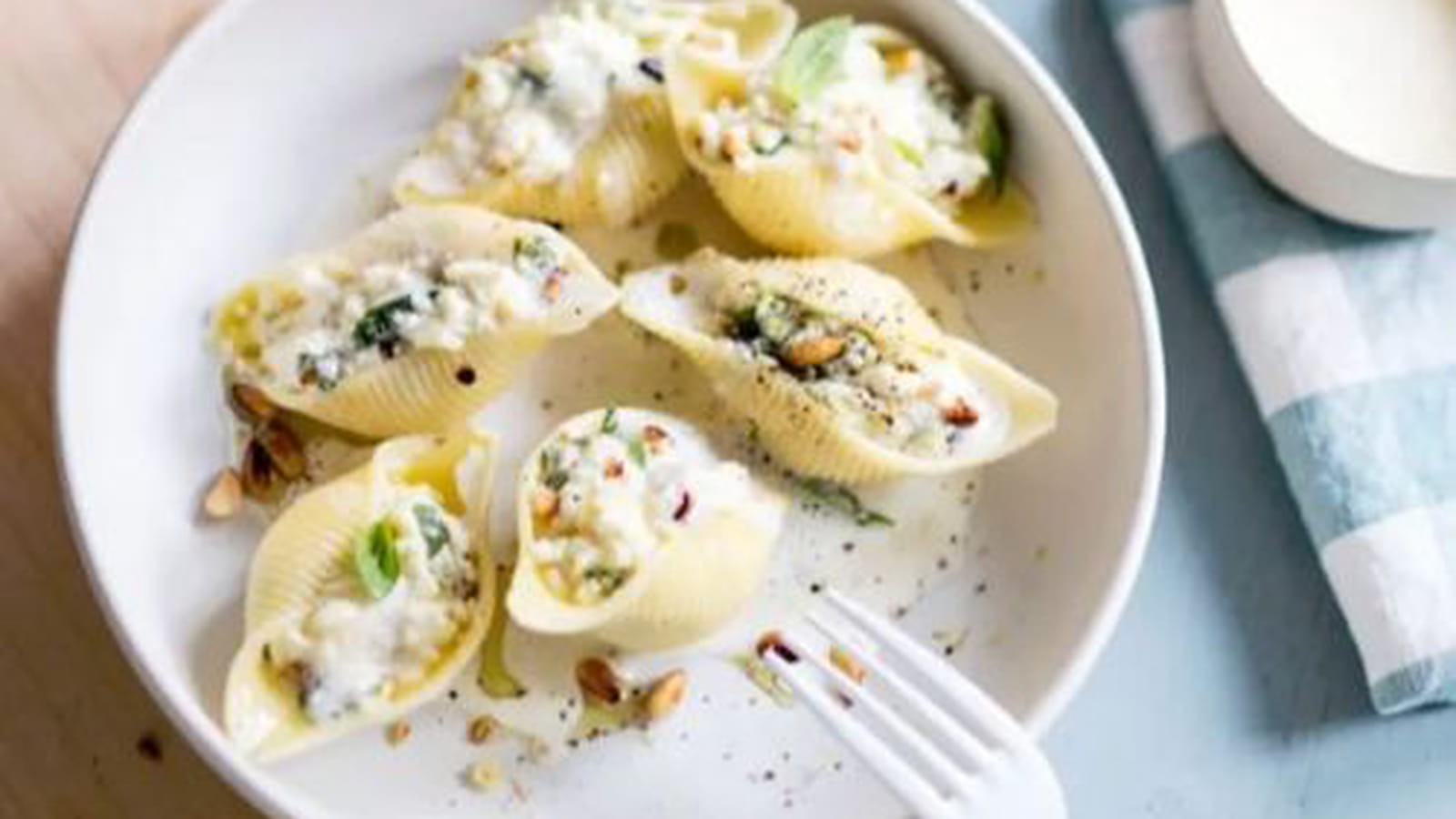 Conchiglioni végétariens farcis à la brousse, pignons de pin et basilic