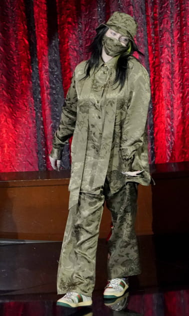 FLOP&nbsp;: Billie Eillish en ensemble kaki oversize