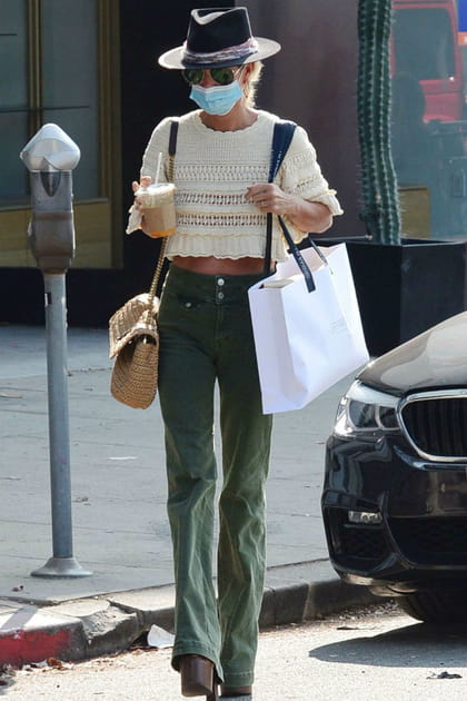 TOP : Laeticia Hallyday en jean flare et top crochet