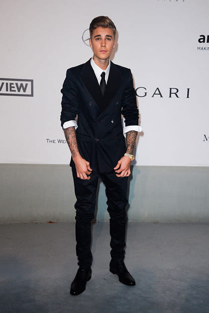 Justin Bieber en costume noir et chemise blanche