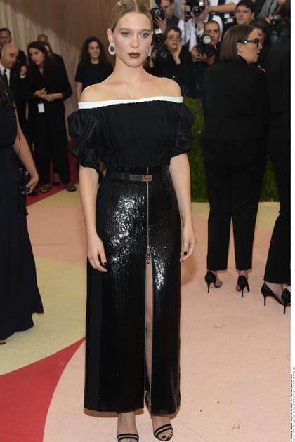 Léa Seydoux en top bustier noir et jupe en cuir moulante