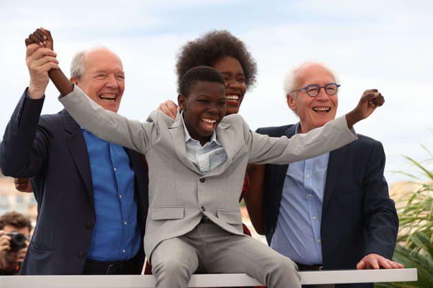 Luc Dardenne, Joely Mbundu, Pablo Schils et Jean-Pierre Dardenne, au photocall de "Tori et Lokita" le 25&nbsp;mai