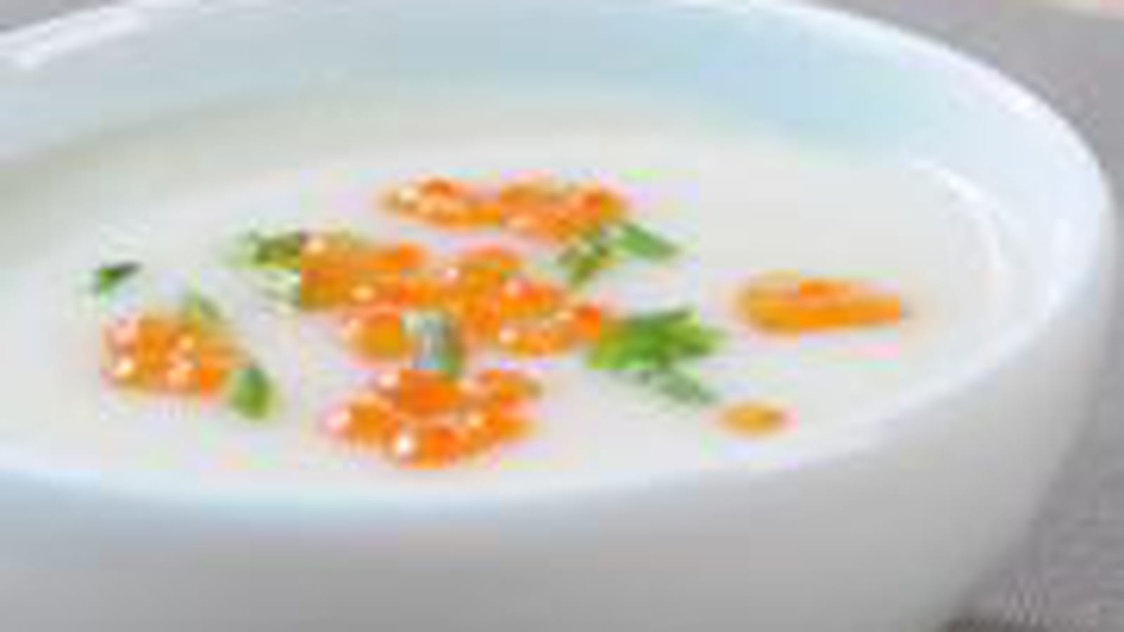 Soupe froide de chou-fleur et Å"ufs de saumon