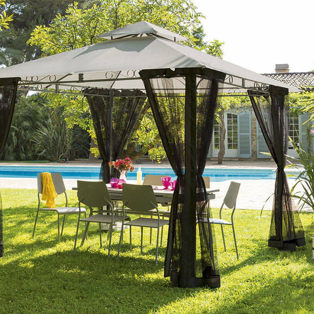 Une tonnelle de jardin avec moustiquaire