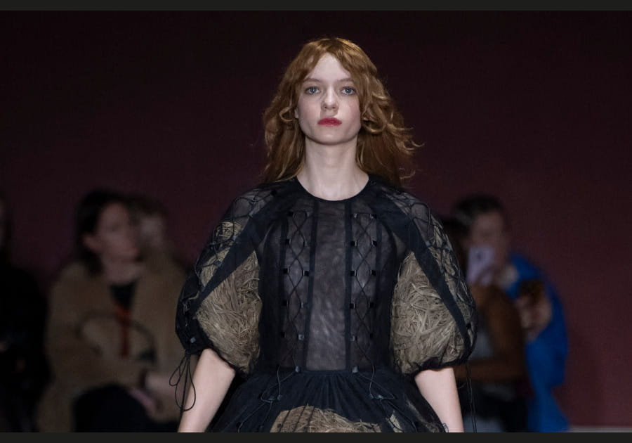 La chevelure mi-lisse mi-ondul&eacute;e de Simone Rocha