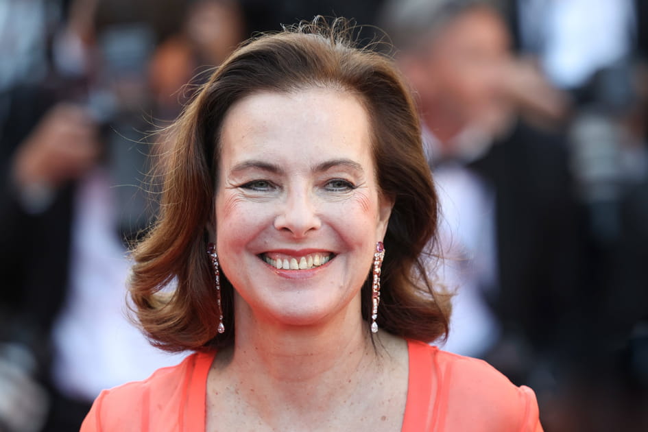 Le brushing vaporeux de Carole Bouquet