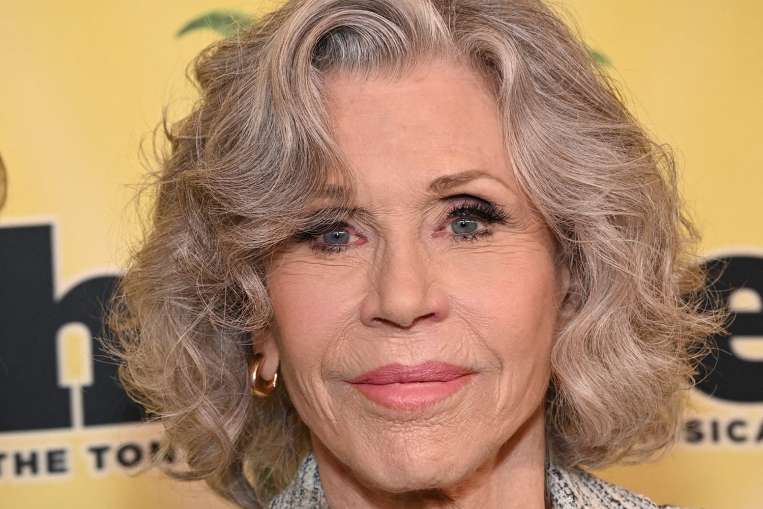At 87, Jane Fonda skips the gala dress and imposes an unexpected look, anything but trivial