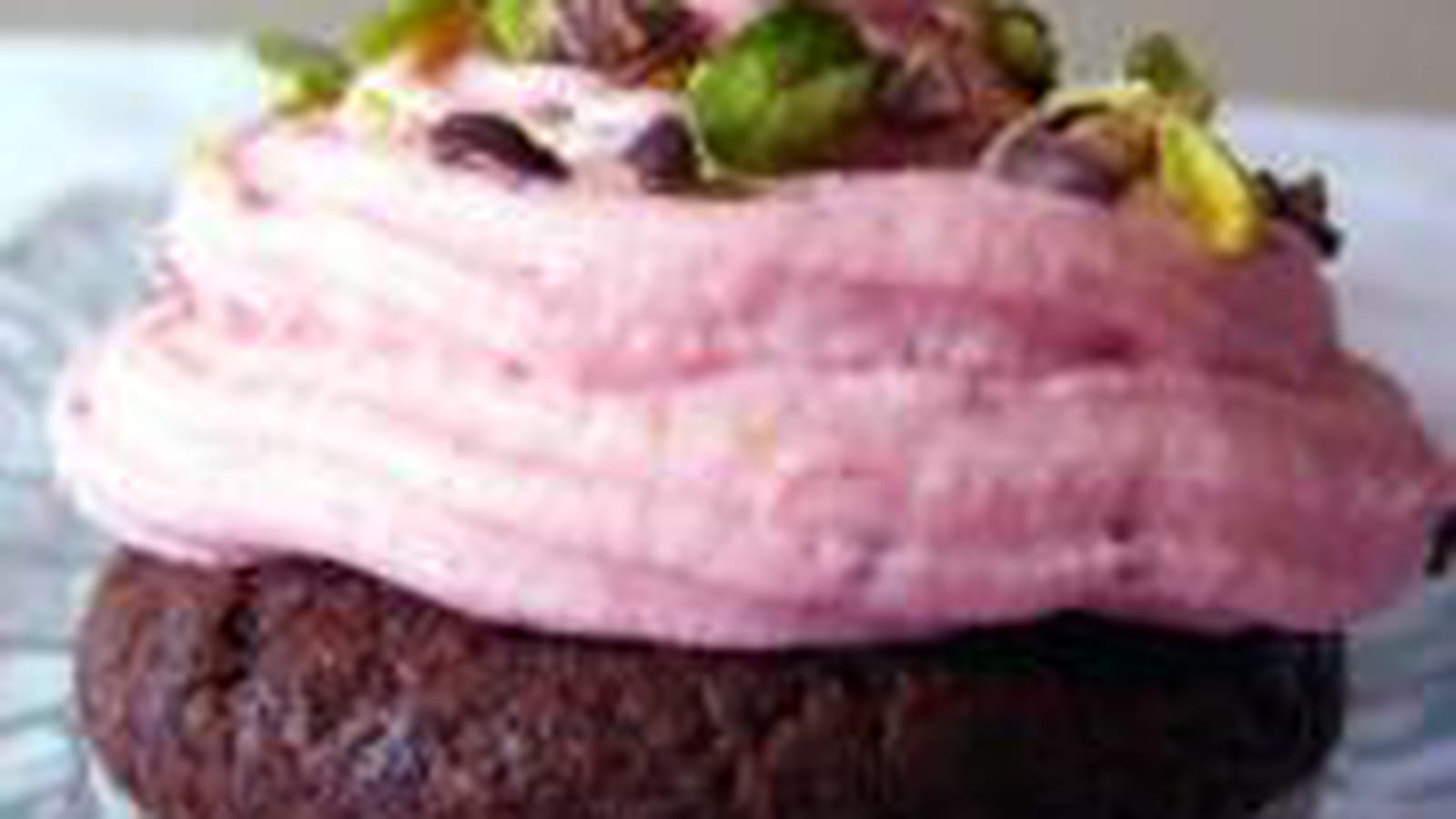 Cupcakes au chocolat, framboises et pistaches