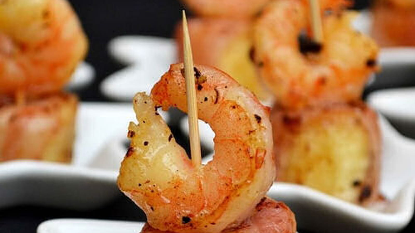Bouchées de crevettes et banane au lard, épicées aux baies de Timur