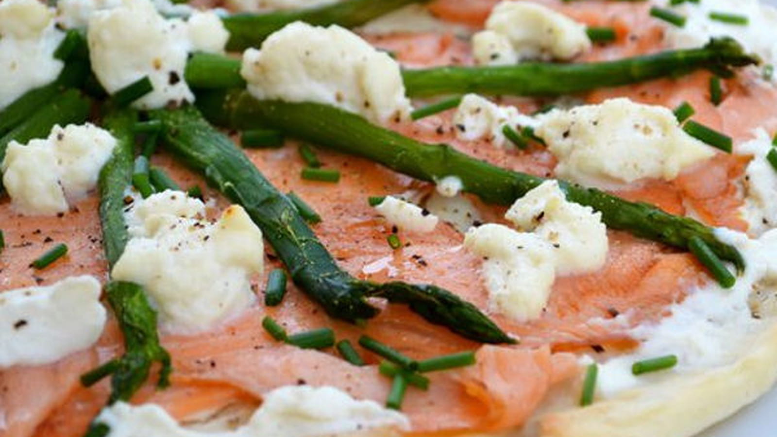 Pizza à la ricotta, saumon fumé et asperges vertes