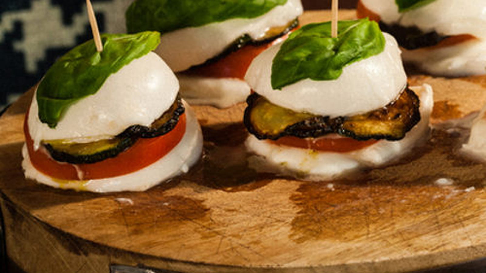 Panini de mozzarella de bufflonne, tomate, basilic et courgette
