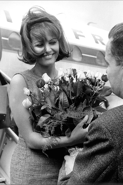 Claudia Cardinale en robe trois trous