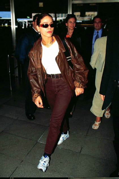 Avant&nbsp;: Ornella Muti &agrave; 39&nbsp;ans en veste marron en cuir et baskets blanches