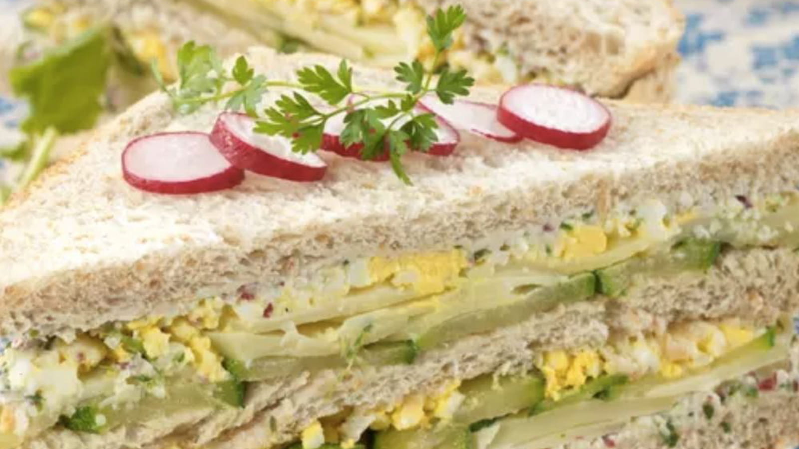 Club sandwich complet œuf-courgette-Emmental de Savoie, sauce aux radis