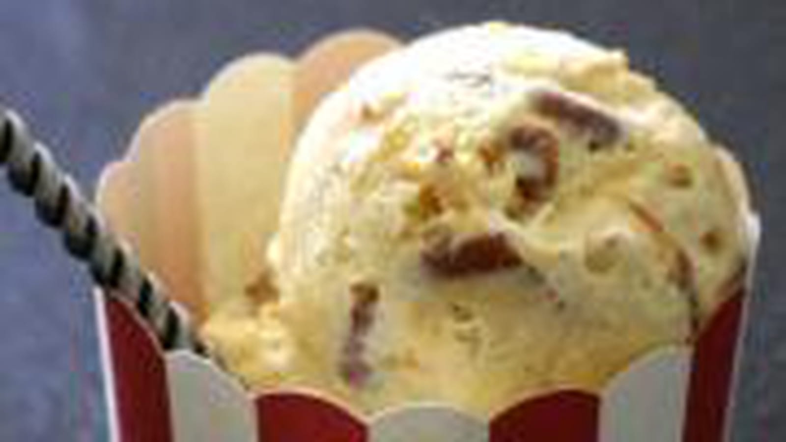 Glace vanille, noix de pécan et caramel salé