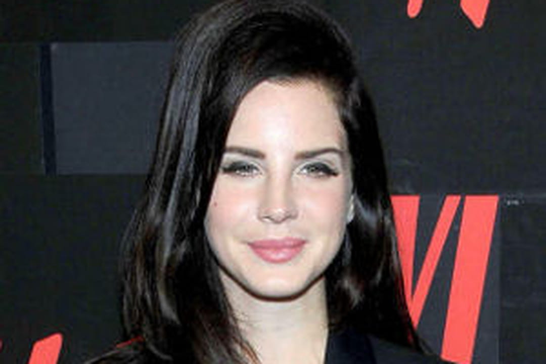 Stars et coloration Lana del Rey en brune
