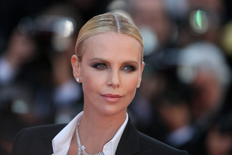 Le silk bun de Charlize Theron