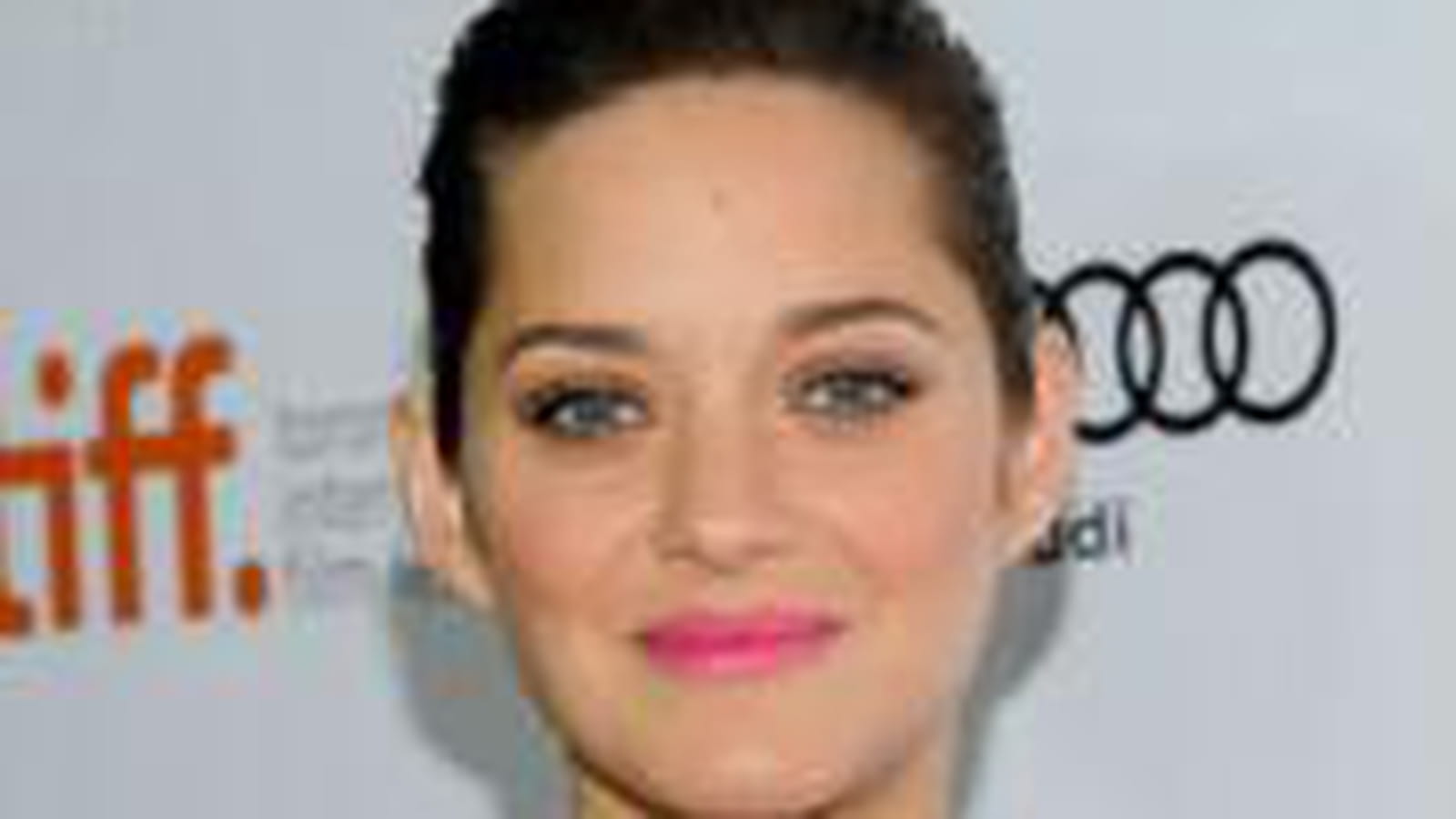 Les cheveux tirés de Marion Cotillard
