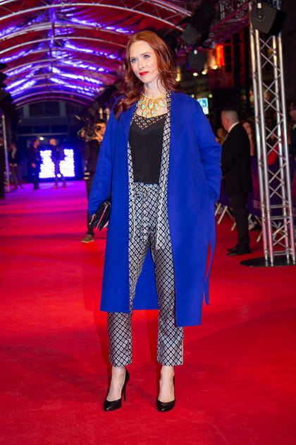 Audrey Fleurot en manteau mi-long bleu électrique et ensemble à carreaux