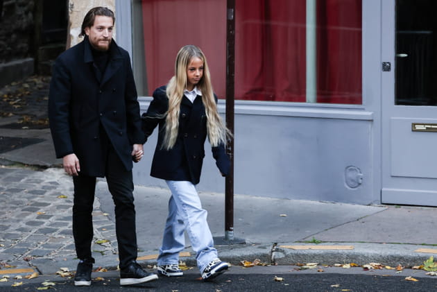 Giulia Sarkozy main dans la main avec son frère Jean pour soutenir leur père