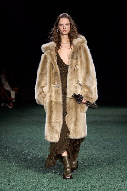 Robe imprim&eacute;e, bottines vert olive et manteau en fourrure&nbsp;aper&ccedil;us sur le d&eacute;fil&eacute; Burberry