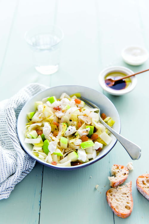 Salade d’endives, pommes Granny, chèvre et raisins secs