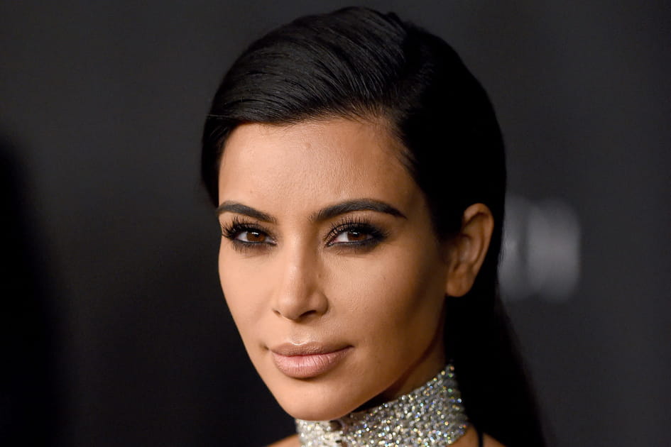 La coiffure tapis rouge de Kim Kardashian