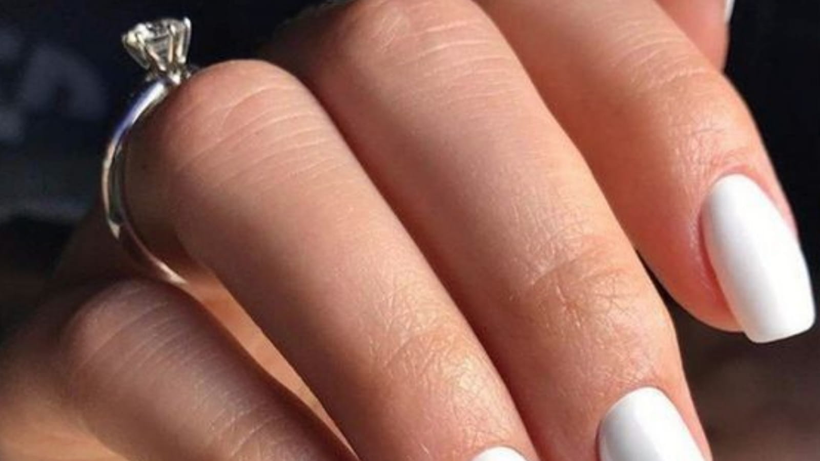 Des ongles blancs avec un coeur noir