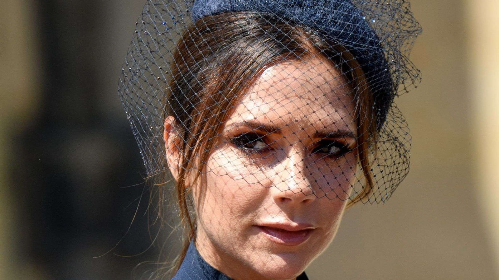 Coiffure royale et maquillage monochrome 