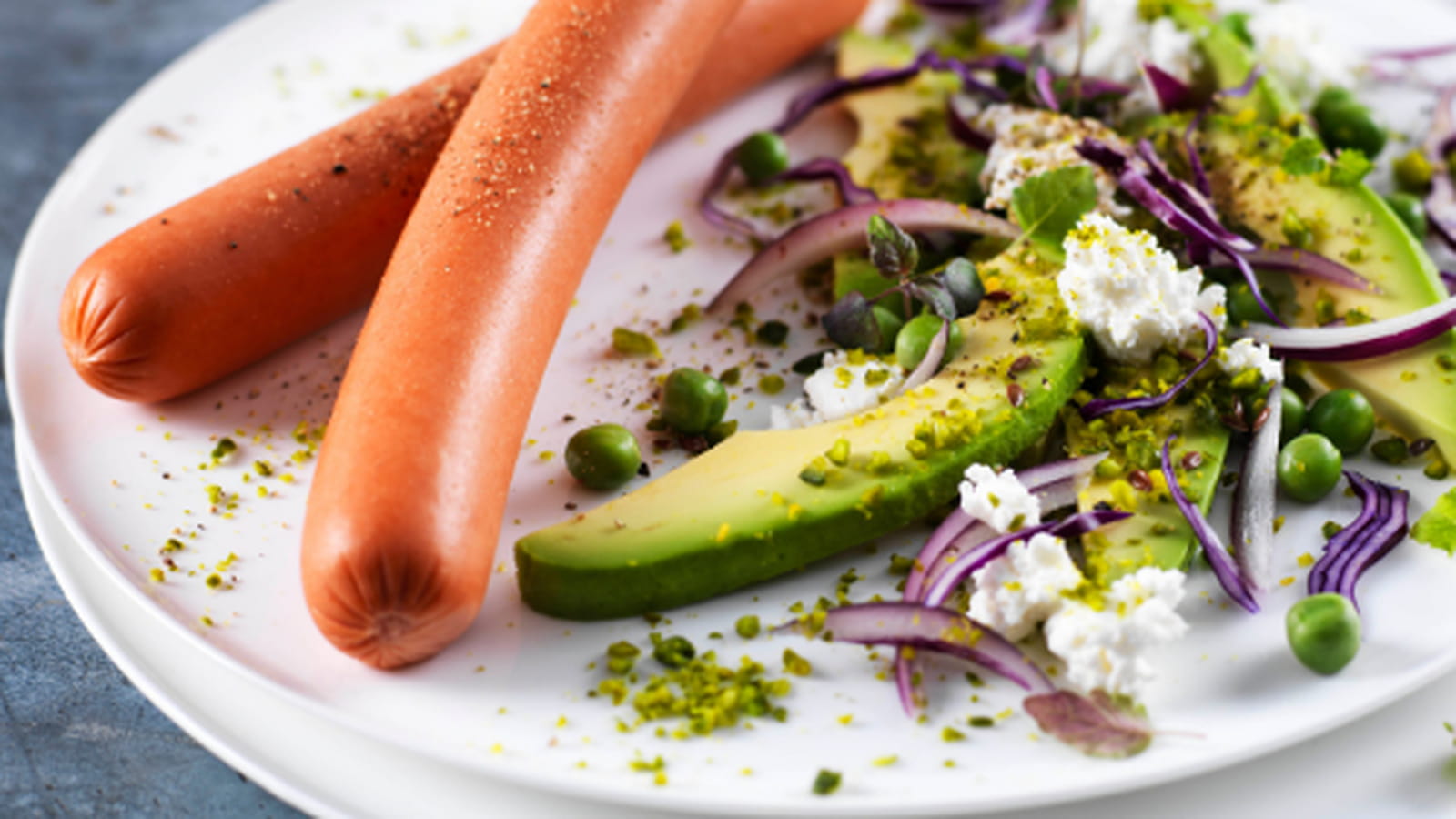 Salade avocat, petit pois, feta et Knacki sans nitrite