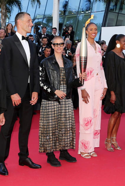 Marie Patouillet en robe &agrave; carreaux et veste en cuir Dior