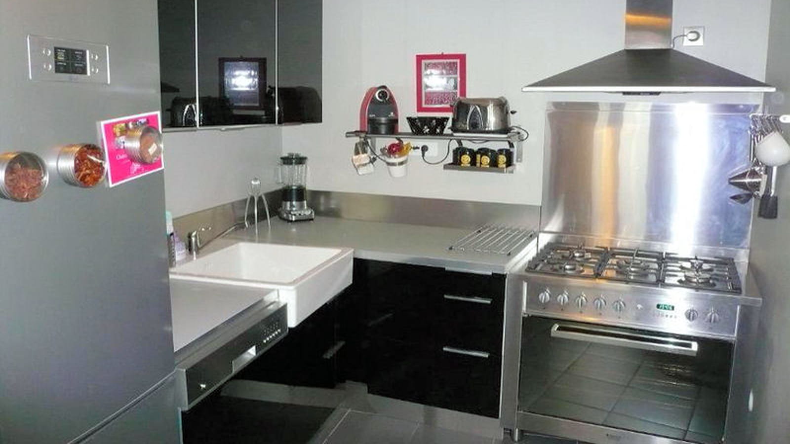 Cuisine IKEA noire et inox