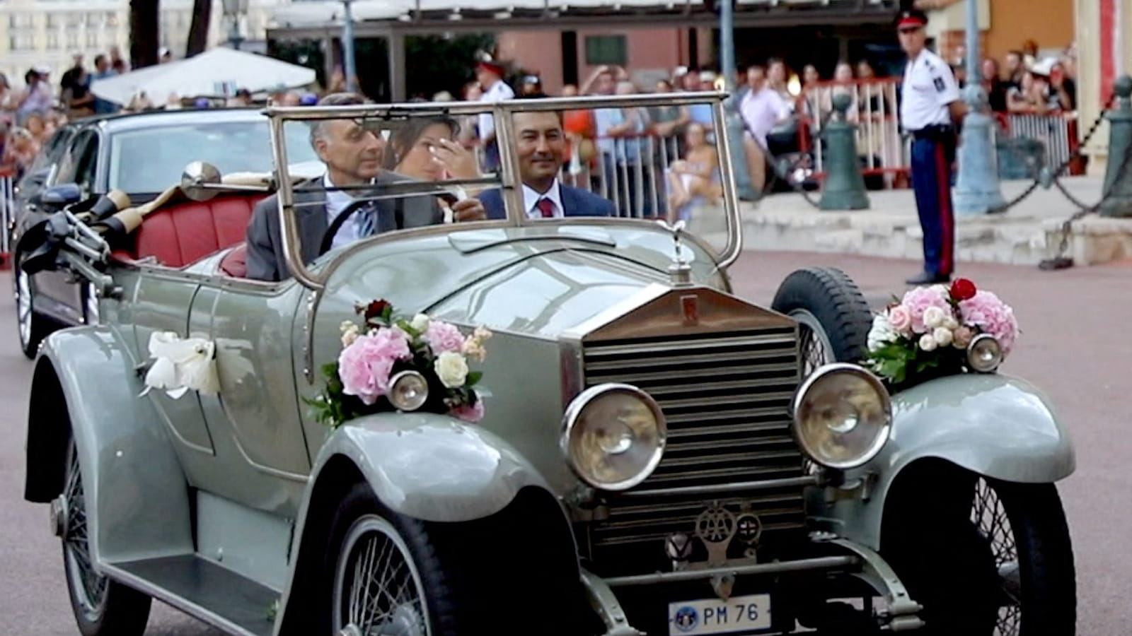 La foule observe l'arrivée de la mariée