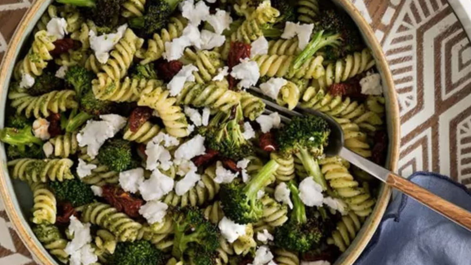 Salade de pâtes aux brocolis rôtis et Violife