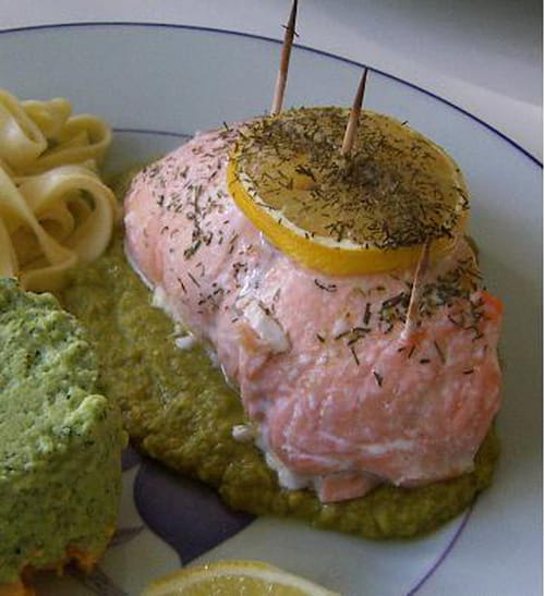 Roulé de saumon sur lit de petits pois