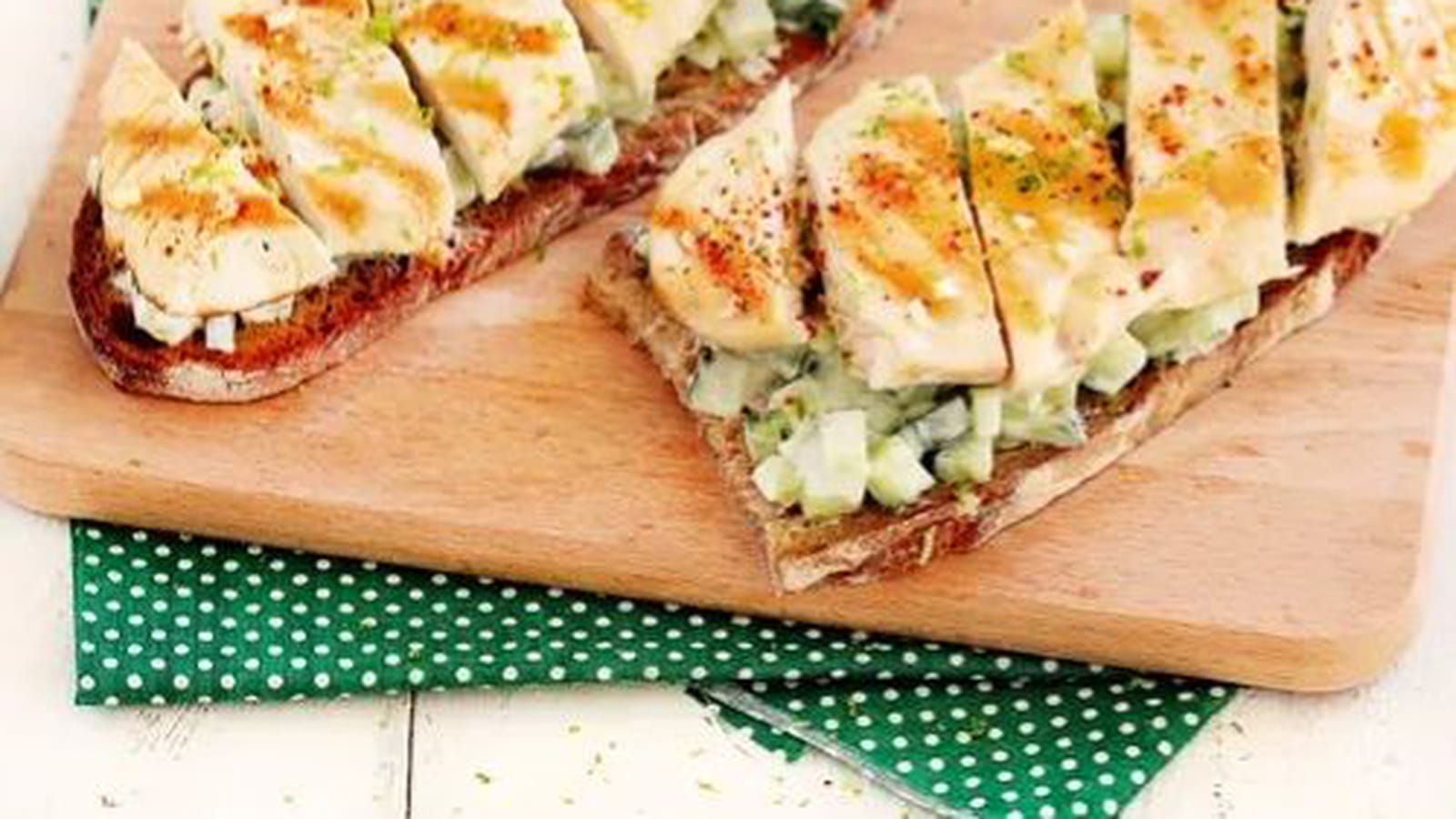 Tartines aux escalopes de poulet et tzatziki