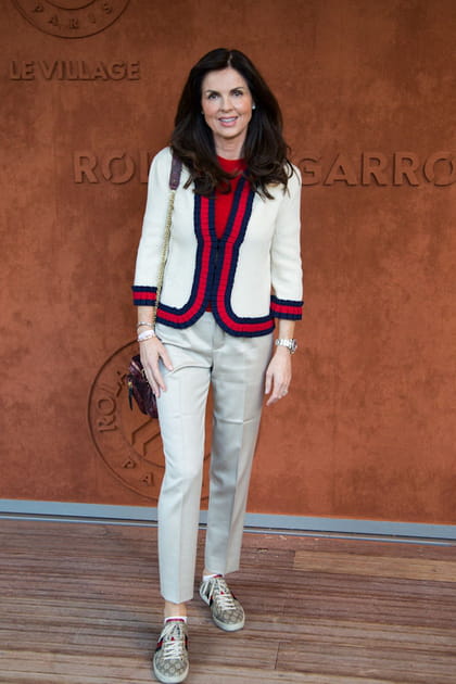 Caroline Barclay en veston