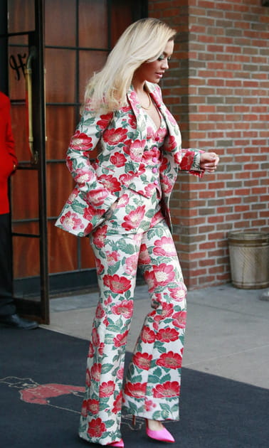 Rita Ora en costume fleuri