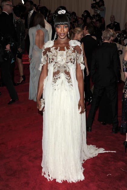 Naomi Campbell en robe blanche Alexander McQueen