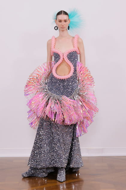 Robe à paillettes et volants gris et rose aperçue sur le défilé Germanier