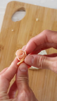 Roses apéritives faciles au pain de mie et jambon de Parme : Etape 7