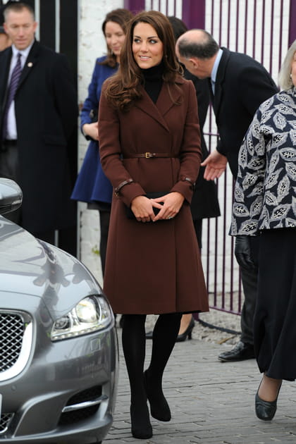 Kate Middleton&nbsp;en long manteau marron Hobbs