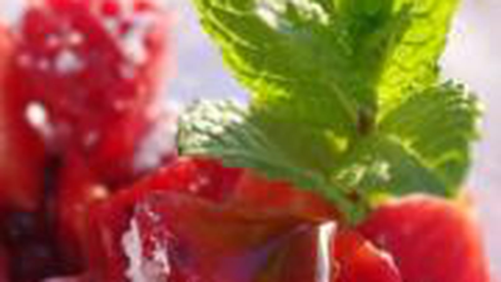 Salade de fraises et sauce au chocolat à la menthe