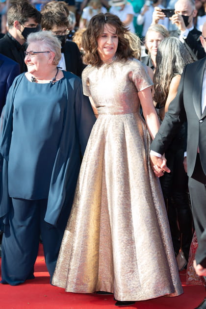 Val&eacute;rie Lemercier en robe longue brillante