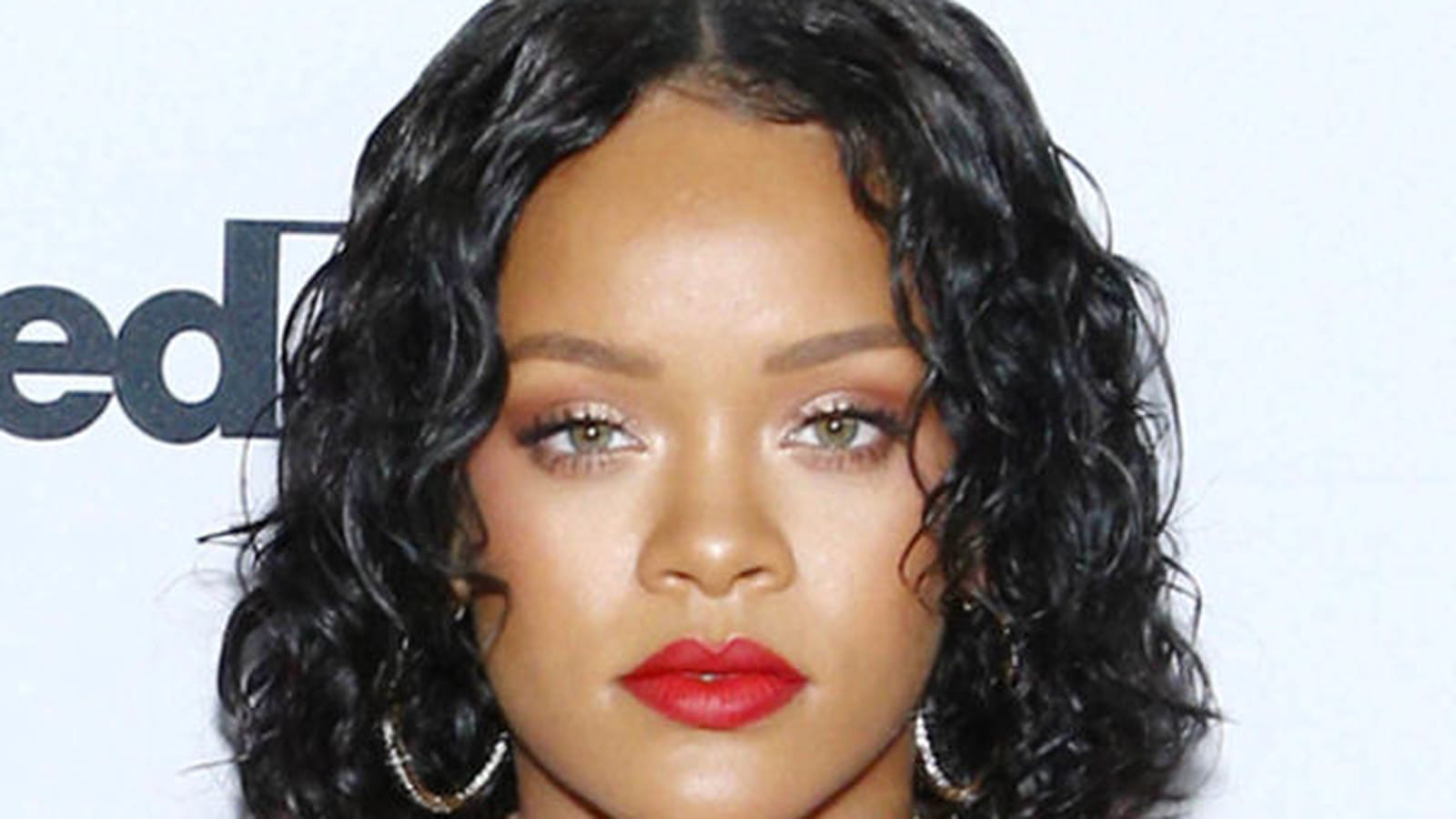 Rihanna, avec un carré
